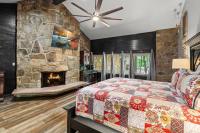 Bourbon Hollow Lodge with Hot Tub and Pool plus Game Room only 5 min to downtown客房内的一张或多张床位