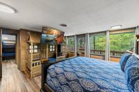 Bourbon Hollow Lodge with Hot Tub and Pool plus Game Room only 5 min to downtown客房内的一张或多张床位