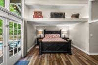 Bourbon Hollow Lodge with Hot Tub and Pool plus Game Room only 5 min to downtown客房内的一张或多张床位