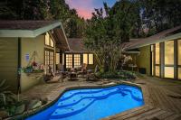 加特林堡Bourbon Hollow Lodge with Hot Tub and Pool plus Game Room only 5 min to downtown的房子后院的游泳池