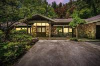 加特林堡Bourbon Hollow Lodge with Hot Tub and Pool plus Game Room only 5 min to downtown的前面有车道的石头房子