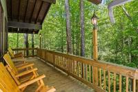 加特林堡Bourbon Hollow Lodge with Hot Tub and Pool plus Game Room only 5 min to downtown的门廊配有两张摇椅和街灯