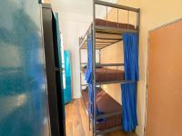 里约热内卢Aurora Hostel Rio的一间小房间,内设双层床