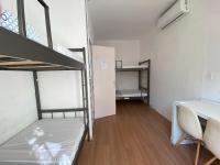 里约热内卢Aurora Hostel Rio的一间有两张双层床和一张书桌的宿舍