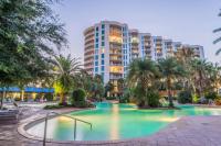 德斯坦Beautiful Junior near the beach Palms Resort in Destin的酒店楼前有游泳池