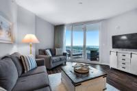 德斯坦Beautiful Junior near the beach Palms Resort in Destin的配有沙发和平板电视的客厅