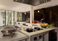 The Westminster London, Curio Collection by Hilton的厨房或小厨房
