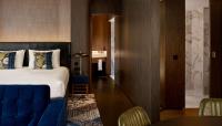 The Westminster London, Curio Collection by Hilton客房内的一张或多张床位