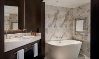 The Westminster London, Curio Collection by Hilton的一间浴室
