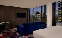 The Westminster London, Curio Collection by Hilton的电视和/或娱乐中心