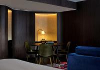 The Westminster London, Curio Collection by Hilton的休息区