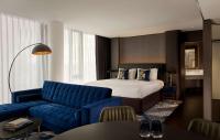 The Westminster London, Curio Collection by Hilton客房内的一张或多张床位