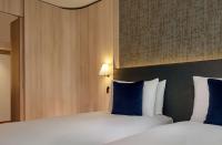 The Westminster London, Curio Collection by Hilton客房内的一张或多张床位