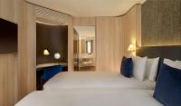 The Westminster London, Curio Collection by Hilton客房内的一张或多张床位