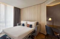 The Westminster London, Curio Collection by Hilton客房内的一张或多张床位