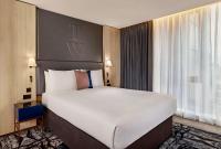 The Westminster London, Curio Collection by Hilton客房内的一张或多张床位