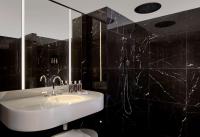 The Westminster London, Curio Collection by Hilton的一间浴室
