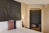The Westminster London, Curio Collection by Hilton客房内的一张或多张床位