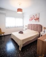 Explore Greece from Apartment with Private Garden客房内的一张或多张床位