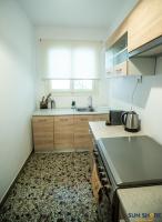 哈尔基斯Explore Greece from Apartment with Private Garden的带水槽和台面的厨房