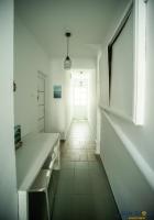 哈尔基斯Explore Greece from Apartment with Private Garden的白色厨房的走廊,带窗户