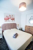 Explore Greece from Apartment with Private Garden客房内的一张或多张床位