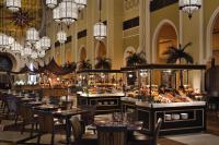 迪拜Oaks Ibn Battuta Gate Dubai的有桌椅和吊灯的餐厅