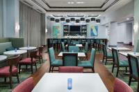 汉普顿酒店 - 奥兰多机场村庄通道餐厅或其他用餐的地方