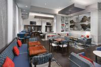 华盛顿Hampton Inn Washington DC White House的有沙发、桌椅的餐厅