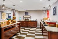 华盛顿Hampton Inn Washington DC White House的一间设有 ⁇ 板的快餐店