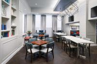 Hampton Inn Washington DC White House的厨房或小厨房