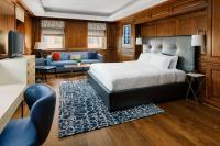 华盛顿Hampton Inn Washington DC White House的一间带床、沙发和电视的卧室