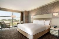 Hilton Melbourne, FL客房内的一张或多张床位
