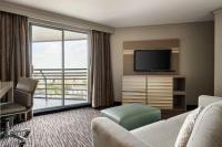 Hilton Melbourne, FL的电视和/或娱乐中心