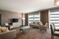Hilton Melbourne, FL的电视和/或娱乐中心