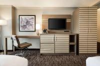Hilton Melbourne, FL的电视和/或娱乐中心