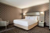 Hilton Melbourne, FL客房内的一张或多张床位