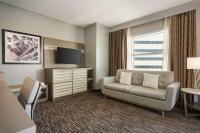 Hilton Melbourne, FL的电视和/或娱乐中心
