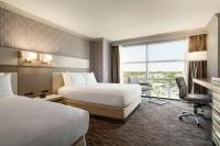 Hilton Melbourne, FL客房内的一张或多张床位