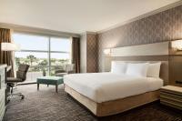 Hilton Melbourne, FL客房内的一张或多张床位