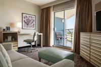 Hilton Melbourne, FL的电视和/或娱乐中心