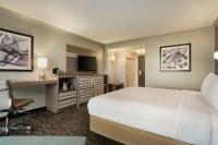 Hilton Melbourne, FL的电视和/或娱乐中心