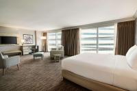 Hilton Melbourne, FL的电视和/或娱乐中心