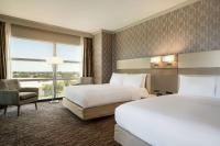 Hilton Melbourne, FL客房内的一张或多张床位