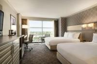 Hilton Melbourne, FL客房内的一张或多张床位