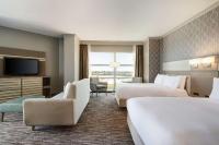 Hilton Melbourne, FL的电视和/或娱乐中心