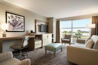 Hilton Melbourne, FL的电视和/或娱乐中心