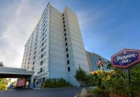 皇后区Hampton Inn NY-JFK的前面有标志的高大的白色建筑