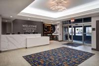皇后区Hampton Inn NY-JFK的大堂设有白色的前台和地毯