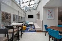 Hampton Inn NY-JFK的电视和&#47;或娱乐中心